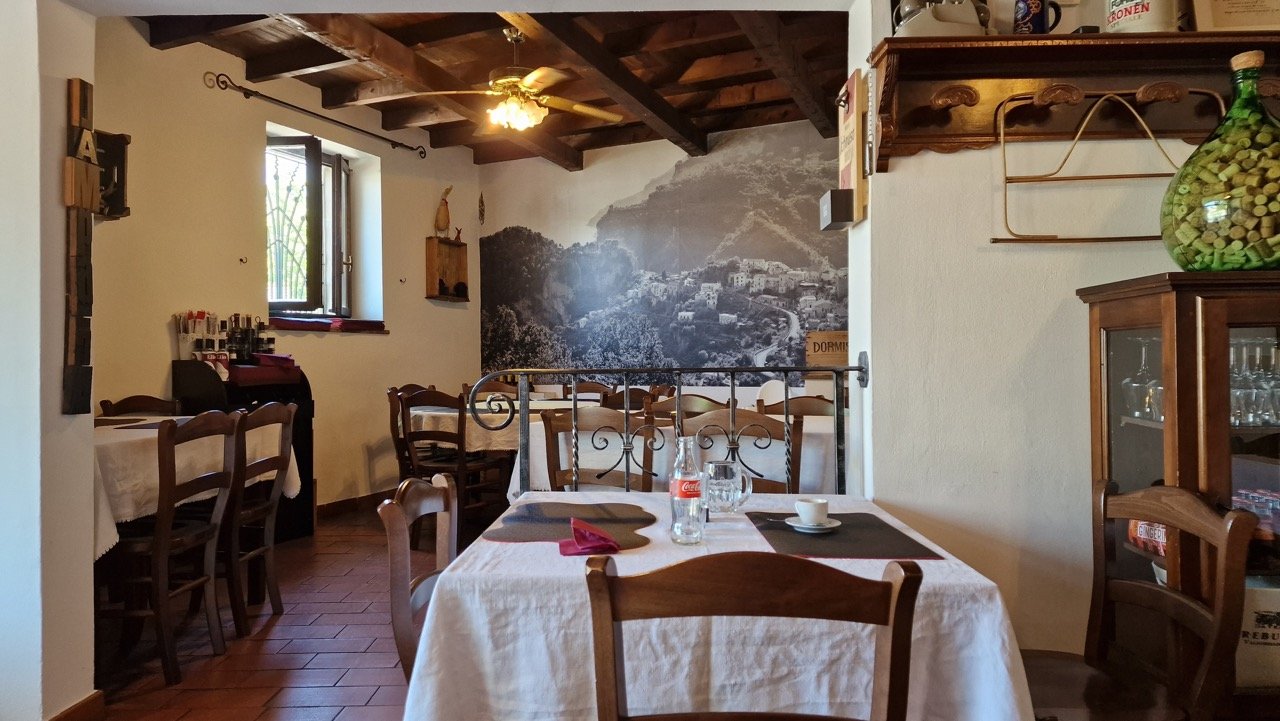 Pizzeria alla Lampara inside