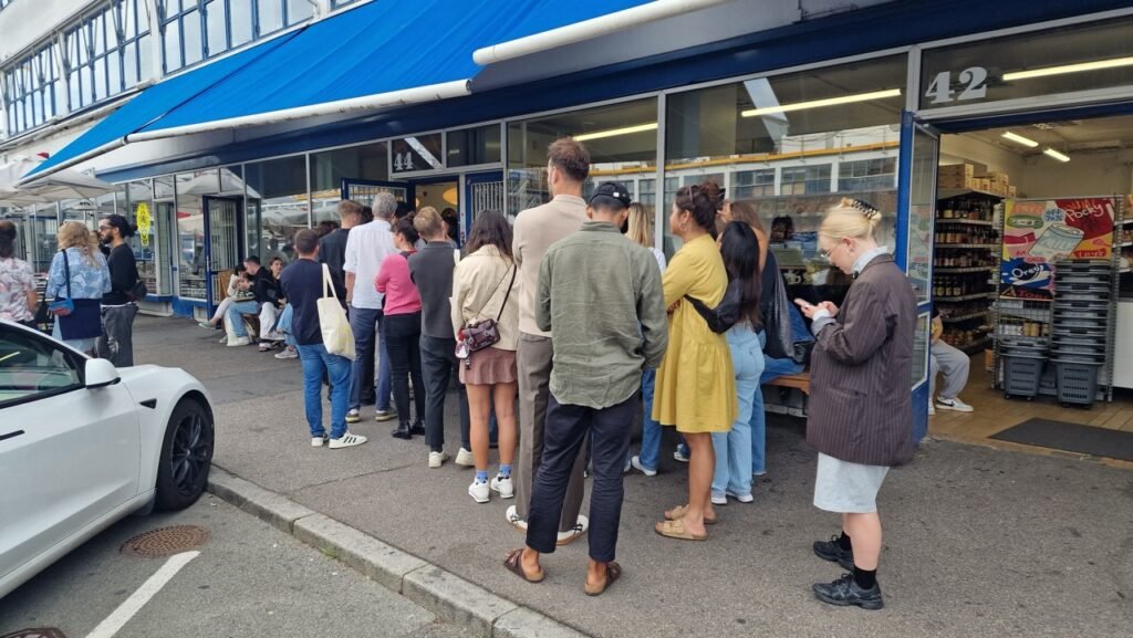 A line before Comé RICE Kitchen