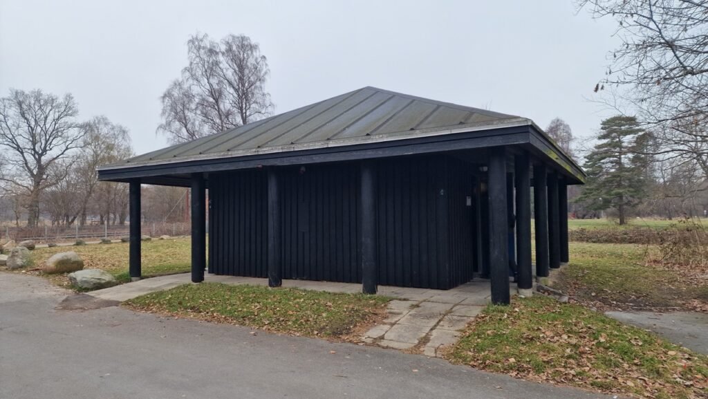 Public toilet next to Café Tvendehus