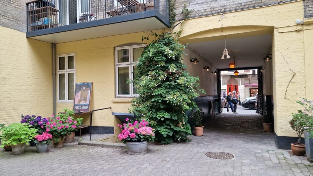 The courtyard with flowers at Sing Tehus Vesterbro