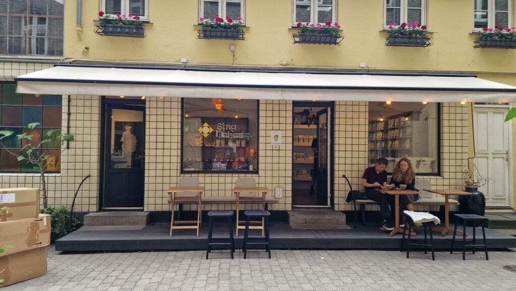Sing Tehus from the outside, inside the courtyard