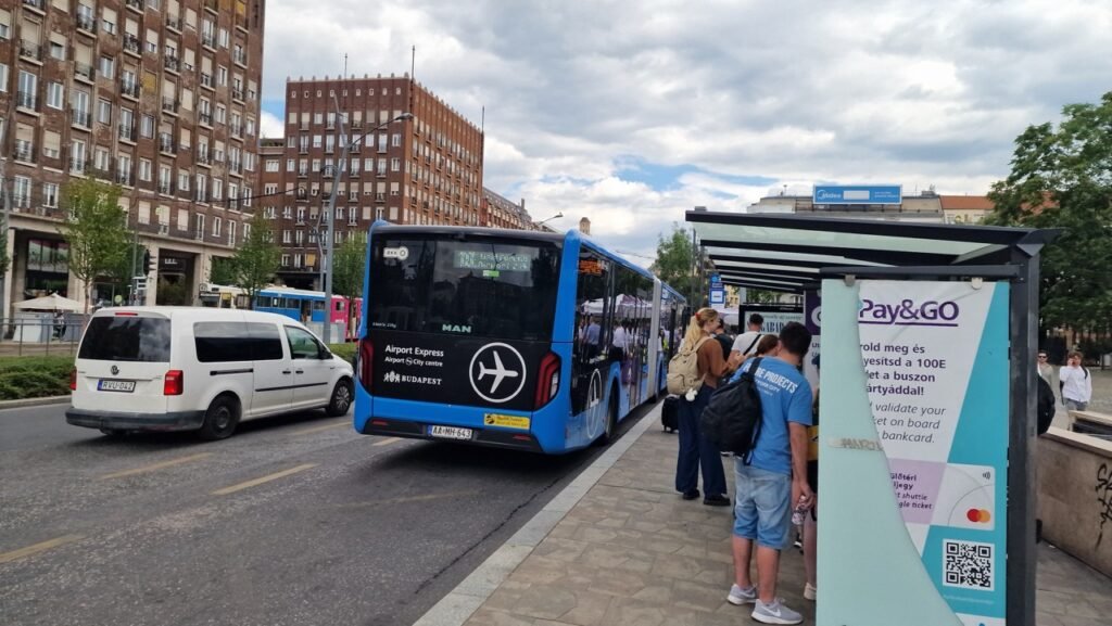 100E Bus Stop at Deák Ferenc tér
